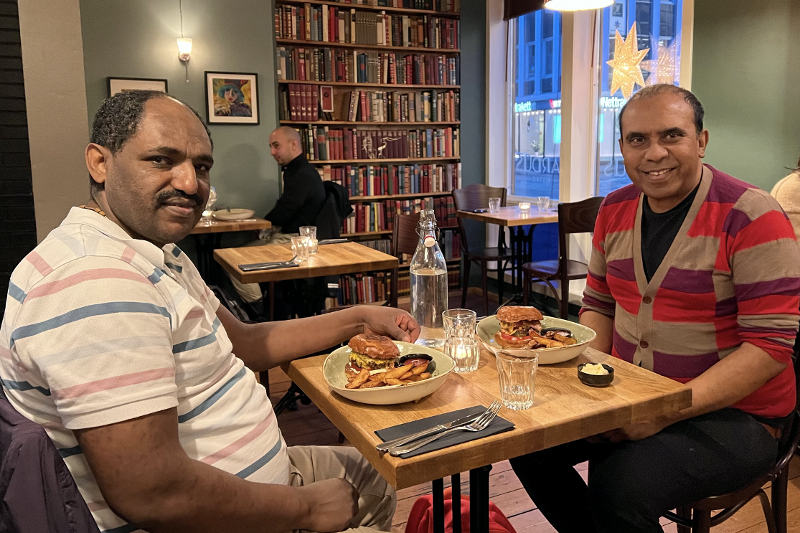 Dr. Abraham Alemayehu (t.v) og professor Abhik Ghosh diskuterer &laquo;misfit-kjemi&raquo; over lunsj.